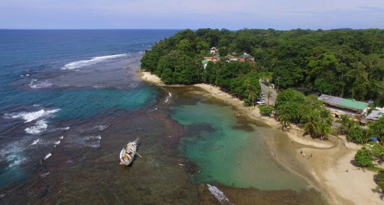 001 playa puerto viejo 768x410